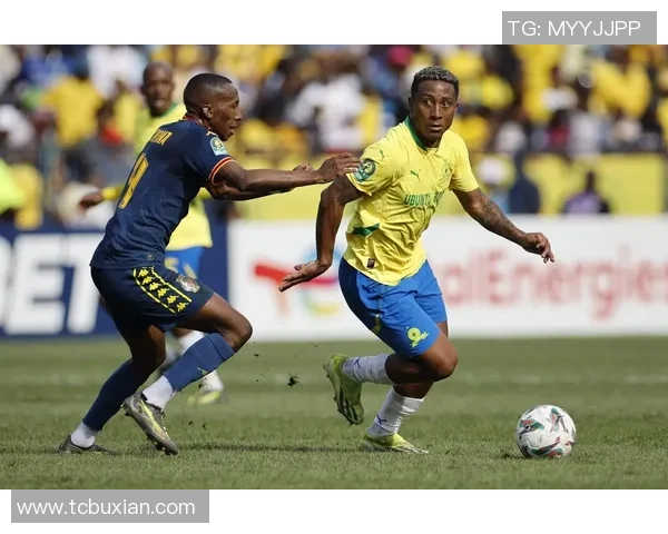 足球传奇在画布上奔跑：球星风采与艺术融合的视觉盛宴