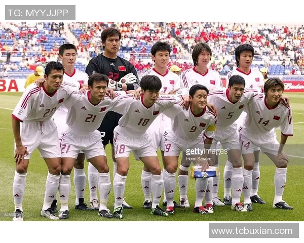 足球巨星退役不忘初心街头摆摊引发球迷热议与温情共鸣